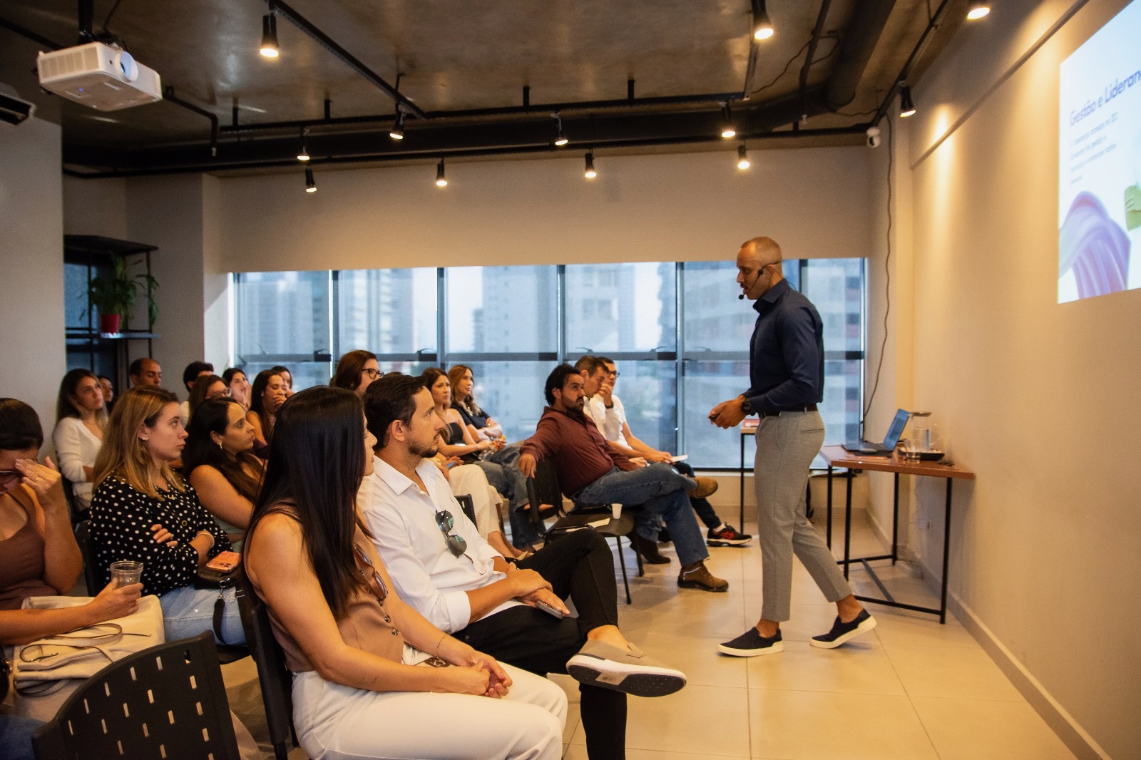 Plateia acompanhando a palestra de gestão e liderança de Alan Santinho