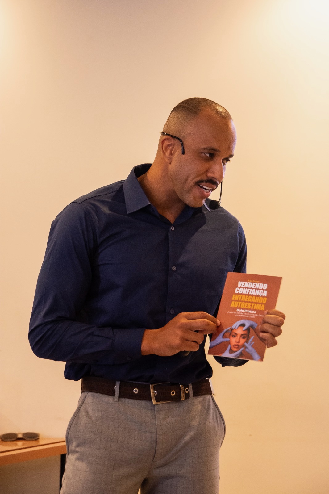 Alan Santinho apresentando seu livro Vendendo Confiança e Entregando Autoestima